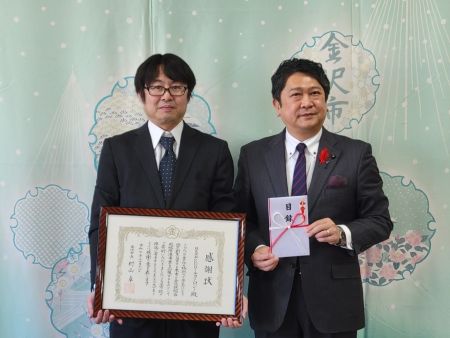 左から弊社代表溝口健次郎、金沢市村山卓市長