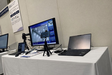 VistaFinder Mxの展示の様子、4Kカメラ、サーバーはオンプレミス型として環境を構築し、4K高精細な映像をセキュアにライブ伝送するデモンストレーションを実施