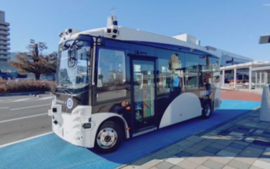 塩尻市を走行する白い自動運転バス