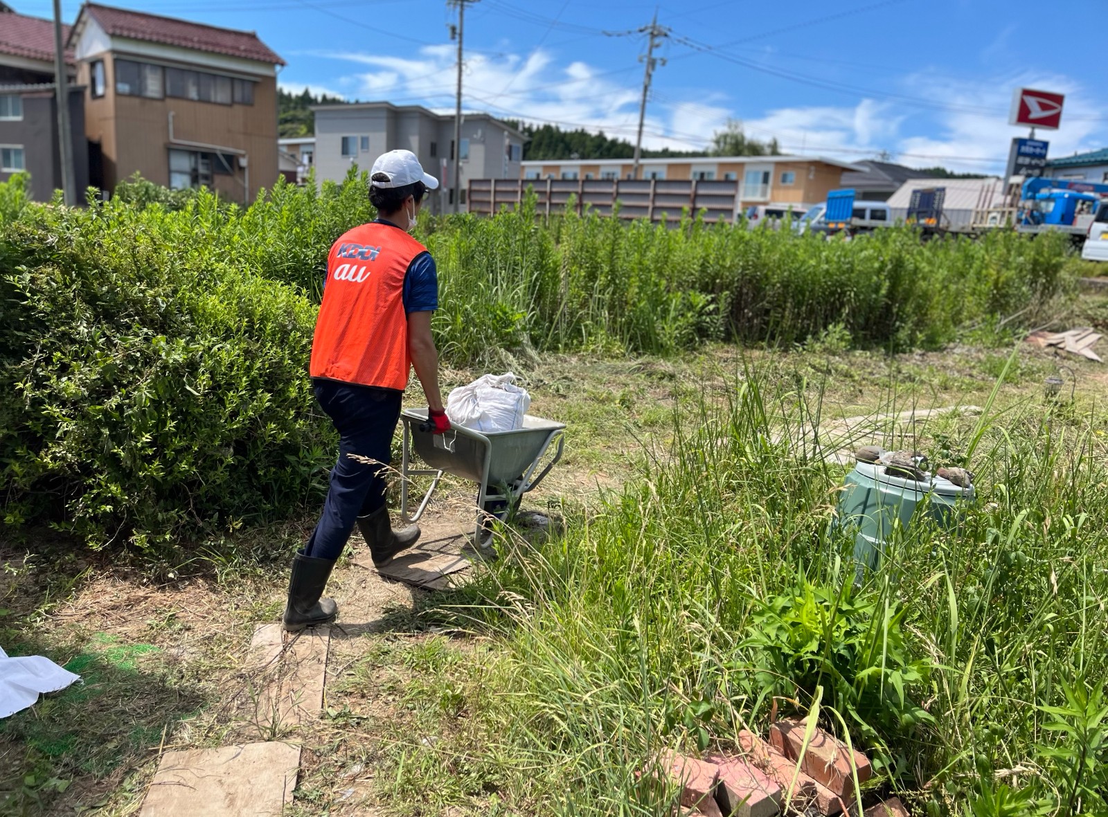 搬出作業を行なう様子の写真