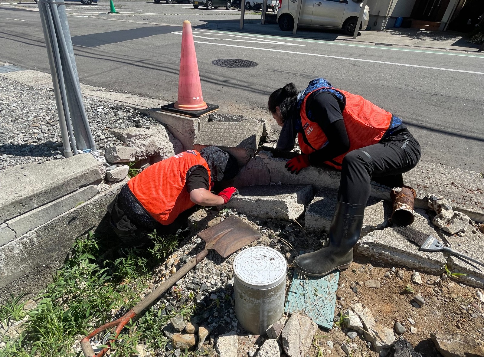 石の掘り起こしを行なっている様子の写真