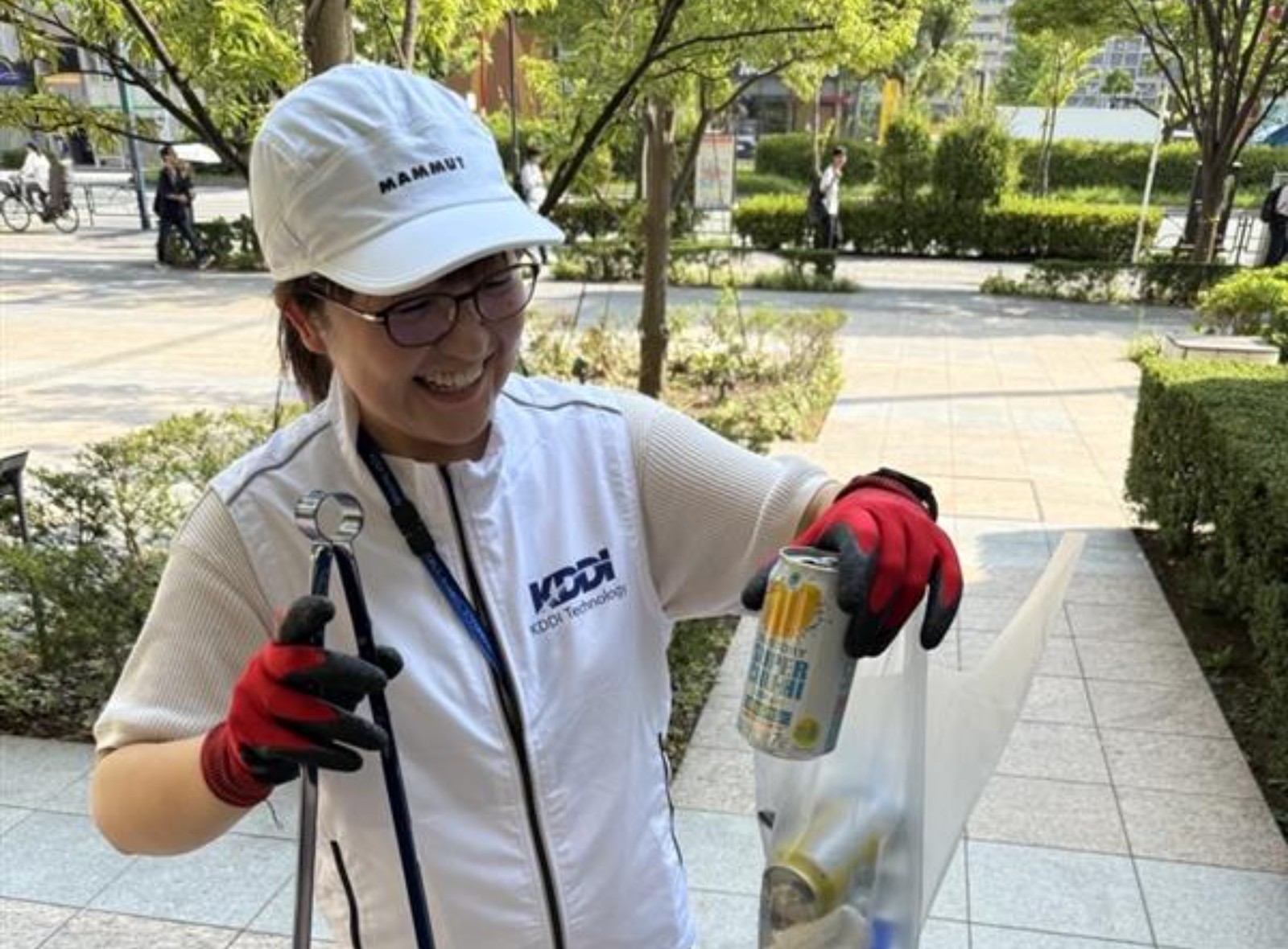 空き缶のゴミを拾う様子の写真