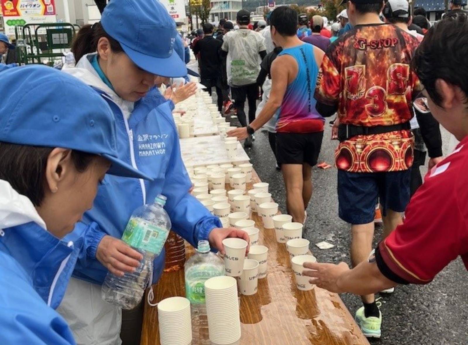 ランナーに水を提供する様子の写真